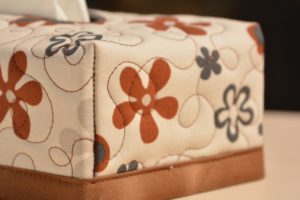 Box na kapesníky s hnědo šedými květy