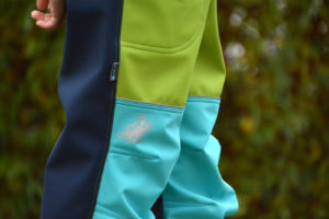 Softshellové kalhoty dětské modré se zelenou a tyrkysem