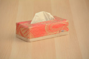 Box na kapesníky červený s béžovým vzorem