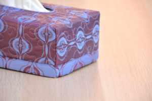 Box na kapesníky vínový s modrým vzorem