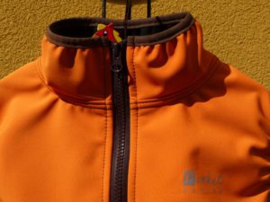 Softshellová vesta dětská oranžová doplněná hnědou