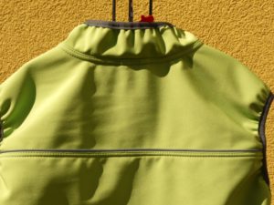Softshellová vesta dětská limetková doplněná khaki