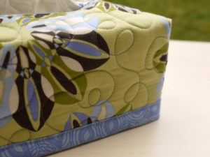 Box na kapesníky zelený s barevnými pravidelnými květy