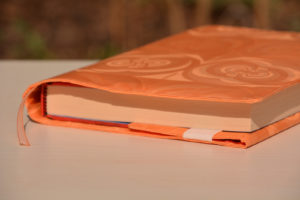 Obal na diář, knihu oranžový se vzorem