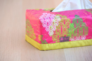 Box na kapesníky sytě růžový s ornamenty