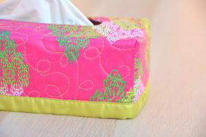 Box na kapesníky sytě růžový s ornamenty